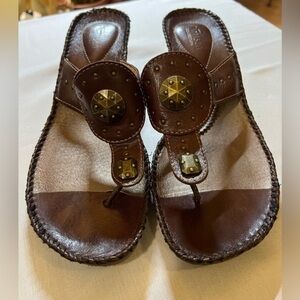 🔴Brown leather artisan Clark’s wedge sandal metallic detail